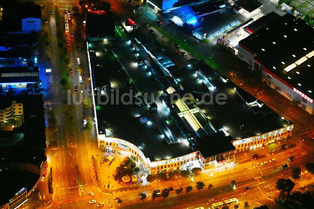 Berlin bei Nacht von oben - Nachtluftbild Einkaufzentrum Der Clou in Berlin, Deutschland