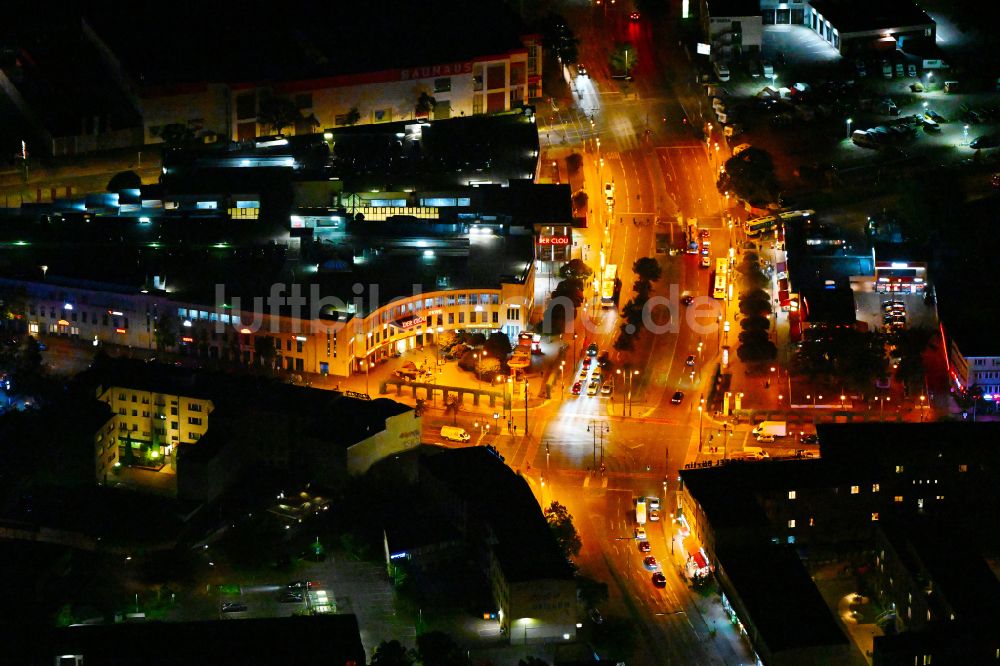 Nacht-Luftaufnahme Berlin - Nachtluftbild Einkaufzentrum Der Clou in Berlin, Deutschland