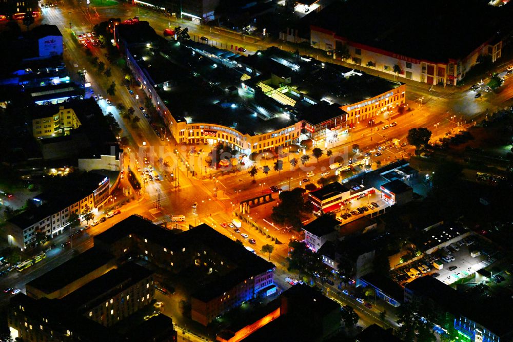 Berlin bei Nacht aus der Vogelperspektive: Nachtluftbild Einkaufzentrum Der Clou in Berlin, Deutschland