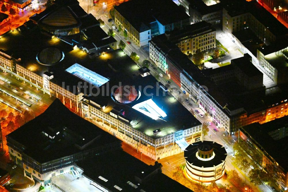 Saarbrücken bei Nacht aus der Vogelperspektive: Nachtluftbild Einkaufzentrum EUROPA - Galerie in Saarbrücken im Bundesland Saarland, Deutschland