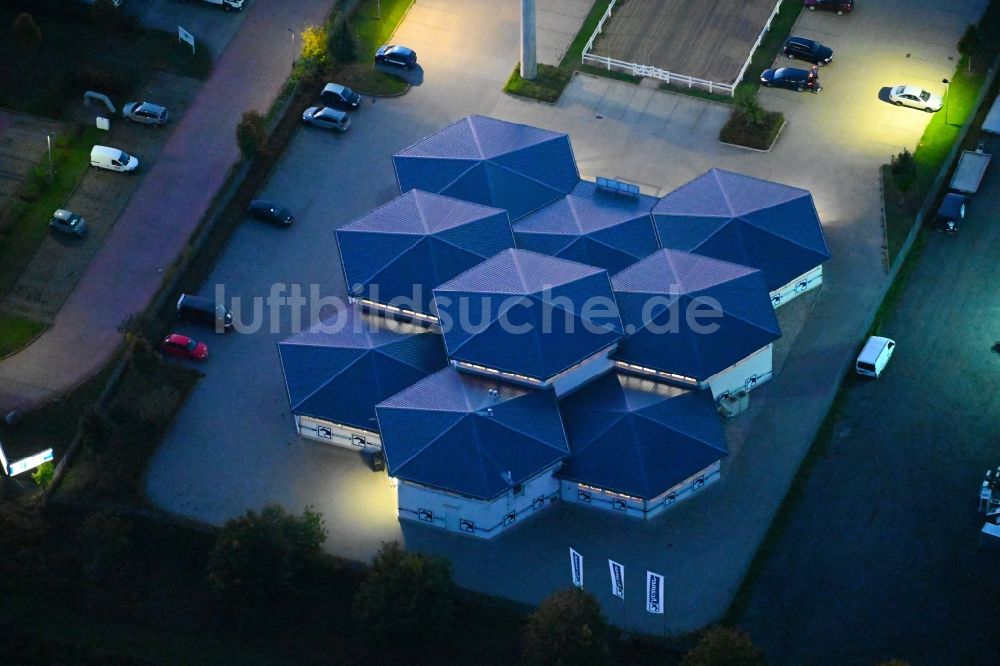 Nachtluftbild Ahrensfelde - Nachtluftbild Einkaufzentrum Krämer Reitsportgeschäft in Ahrensfelde im Bundesland Brandenburg, Deutschland