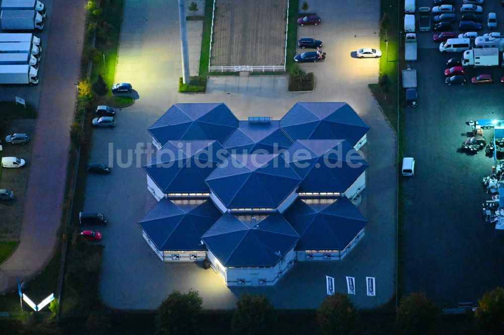 Ahrensfelde bei Nacht von oben - Nachtluftbild Einkaufzentrum Krämer Reitsportgeschäft in Ahrensfelde im Bundesland Brandenburg, Deutschland