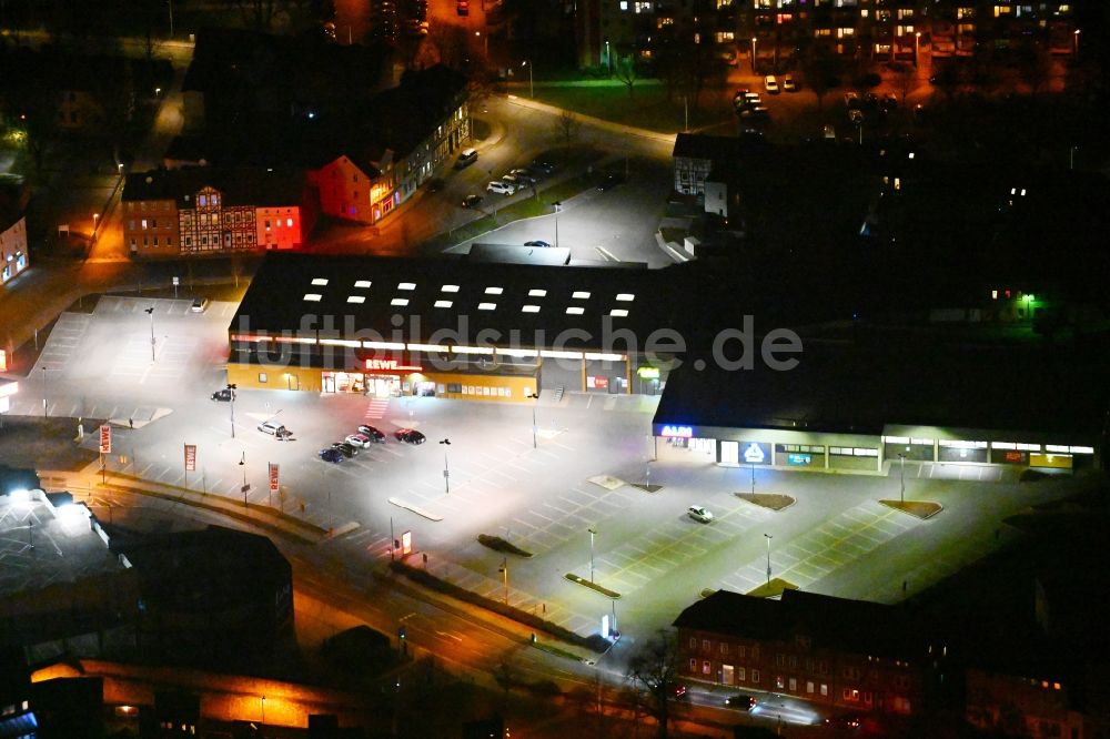 Nachtluftbild Mühlhausen - Nachtluftbild Einkaufzentrum REWE und ALDI in Mühlhausen im Bundesland Thüringen, Deutschland