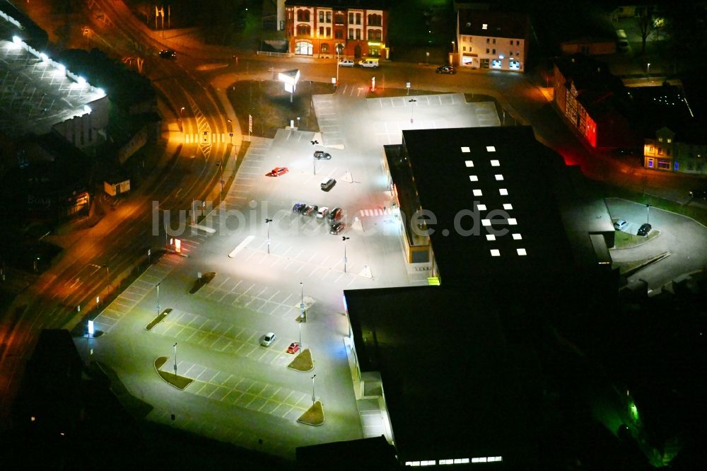 Nacht-Luftaufnahme Mühlhausen - Nachtluftbild Einkaufzentrum REWE und ALDI in Mühlhausen im Bundesland Thüringen, Deutschland