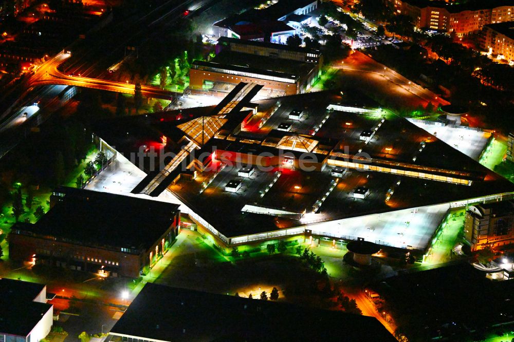 Nacht-Luftaufnahme Potsdam - Nachtluftbild Einkaufzentrum Stern- Center in Potsdam im Bundesland Brandenburg, Deutschland