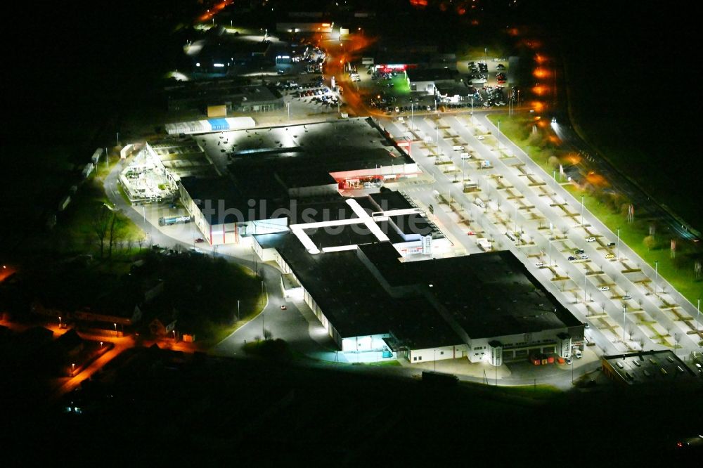 Eisenach bei Nacht aus der Vogelperspektive: Nachtluftbild Einkaufzentrum an der Straße Neue Wiese in Eisenach im Bundesland Thüringen, Deutschland