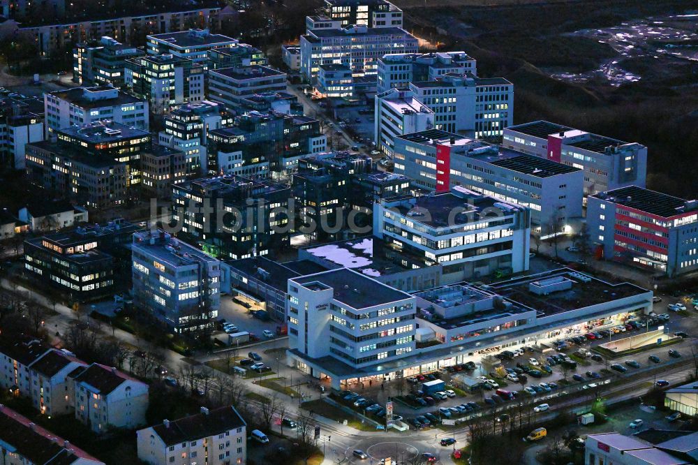 Planegg bei Nacht von oben - Nachtluftbild Einkaufzentrum Würmtalcenter in Planegg im Bundesland Bayern, Deutschland