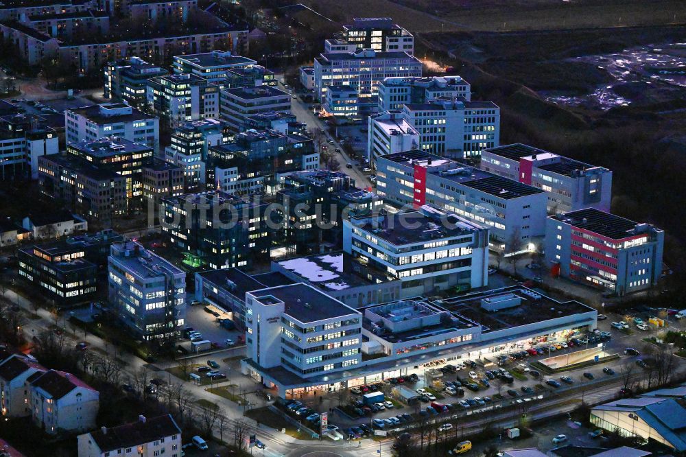 Planegg bei Nacht aus der Vogelperspektive: Nachtluftbild Einkaufzentrum Würmtalcenter in Planegg im Bundesland Bayern, Deutschland