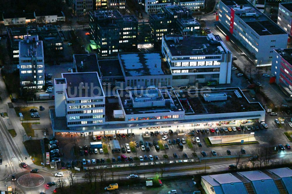 Nachtluftbild Planegg - Nachtluftbild Einkaufzentrum Würmtalcenter in Planegg im Bundesland Bayern, Deutschland