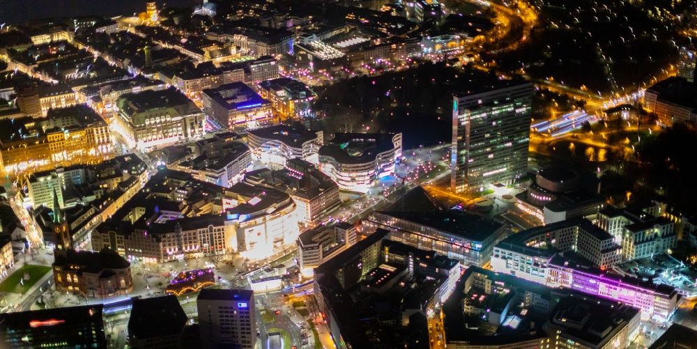 Düsseldorf bei Nacht aus der Vogelperspektive: Nachtluftbild Einzelhandels- und Büroimmobilie Köbogen in Düsseldorf im Bundesland Nordrhein-Westfalen
