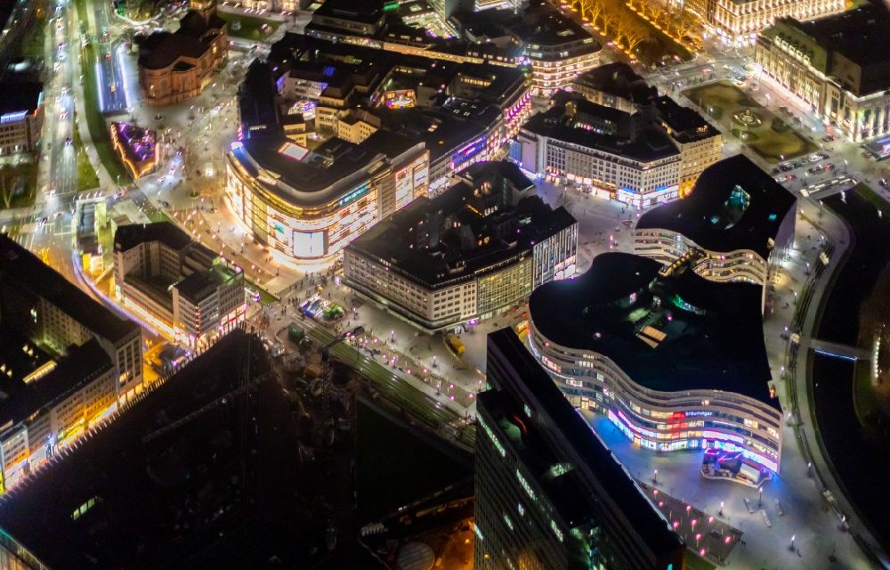 Düsseldorf bei Nacht von oben - Nachtluftbild Einzelhandels- und Büroimmobilie Köbogen in Düsseldorf im Bundesland Nordrhein-Westfalen