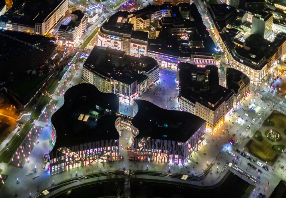 Düsseldorf bei Nacht aus der Vogelperspektive: Nachtluftbild Einzelhandels- und Büroimmobilie Köbogen in Düsseldorf im Bundesland Nordrhein-Westfalen