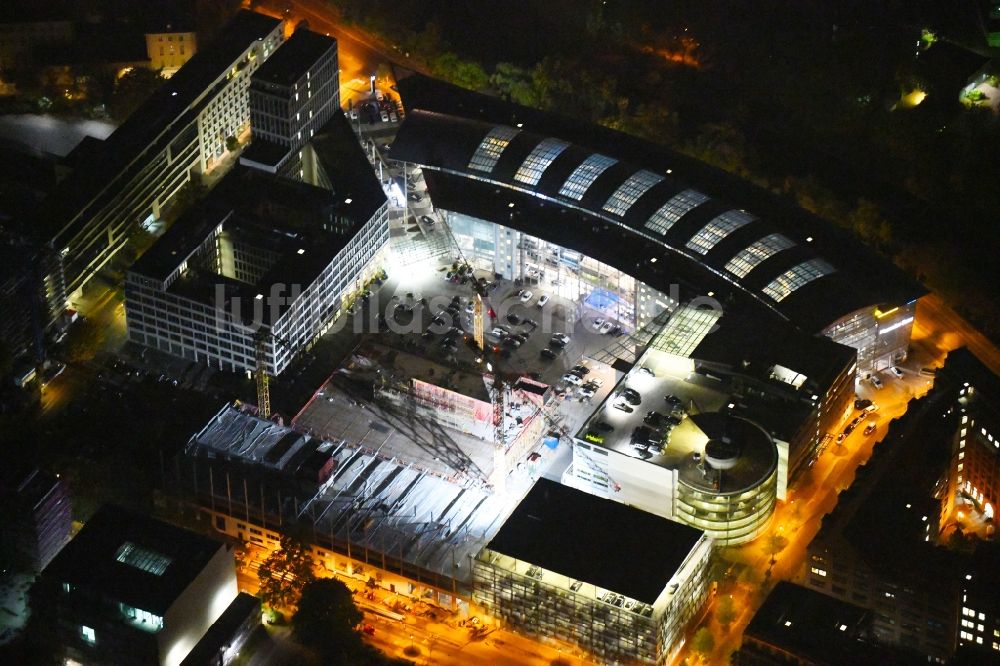 Berlin bei Nacht aus der Vogelperspektive: Nachtluftbild Erweiterungs - Neubau - Baustelle auf dem Gelände der Daimler AG in Berlin, Deutschland