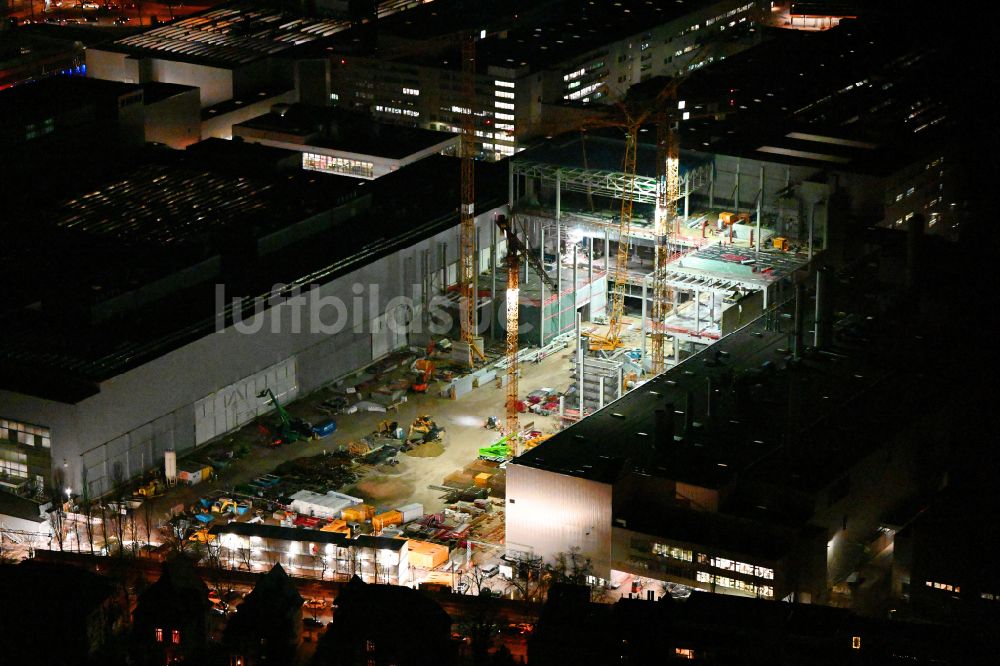 Nachtluftbild München - Nachtluftbild Erweiterungs - Neubau - Baustelle auf dem Werksgelände der BMW AG in München im Bundesland Bayern, Deutschland