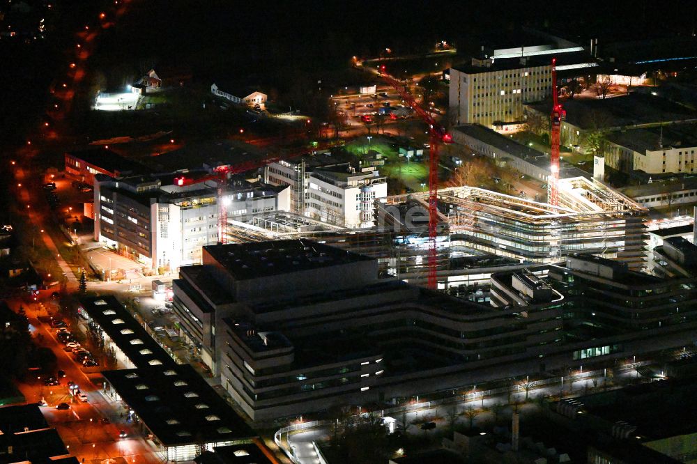 Nacht-Luftaufnahme Unterföhring - Nachtluftbild Erweiterungsbaustelle am Gebäudekomplex des Senders New Campus des Senders PRO7 in Unterföhring im Bundesland Bayern, Deutschland