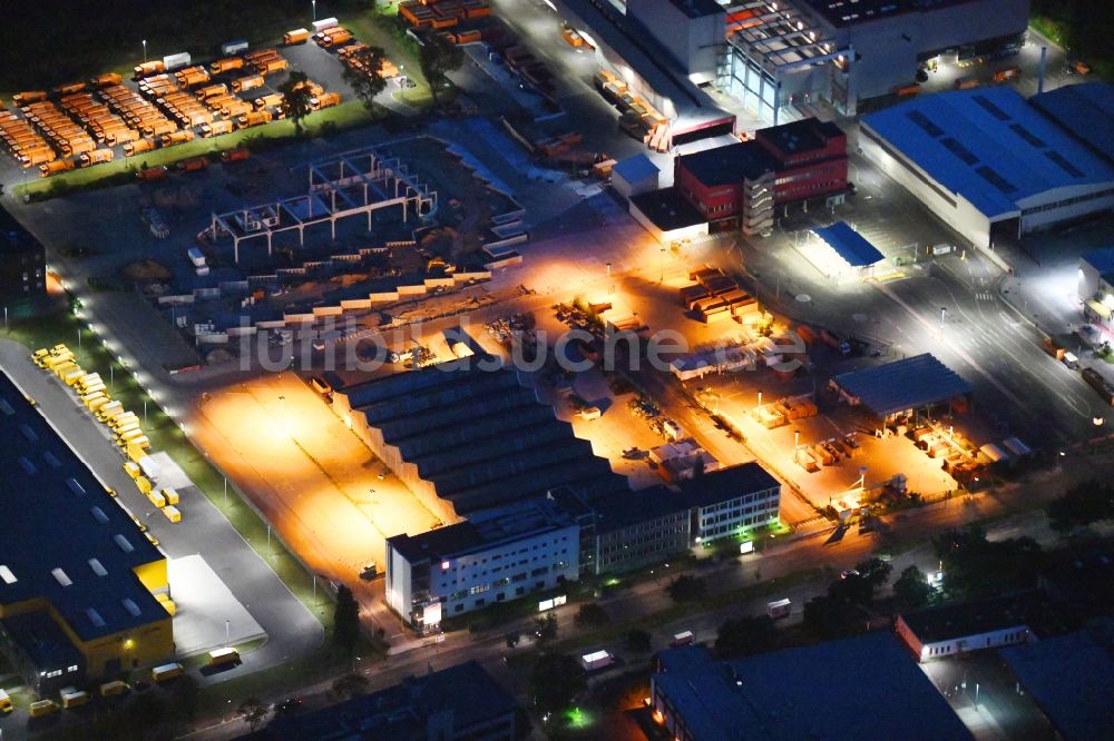 Berlin bei Nacht von oben - Nachtluftbild Erweiterungsbaustelle am Werksgelände der Berliner Stadtreinigungsbetriebe im Ortsteil Britz in Berlin, Deutschland