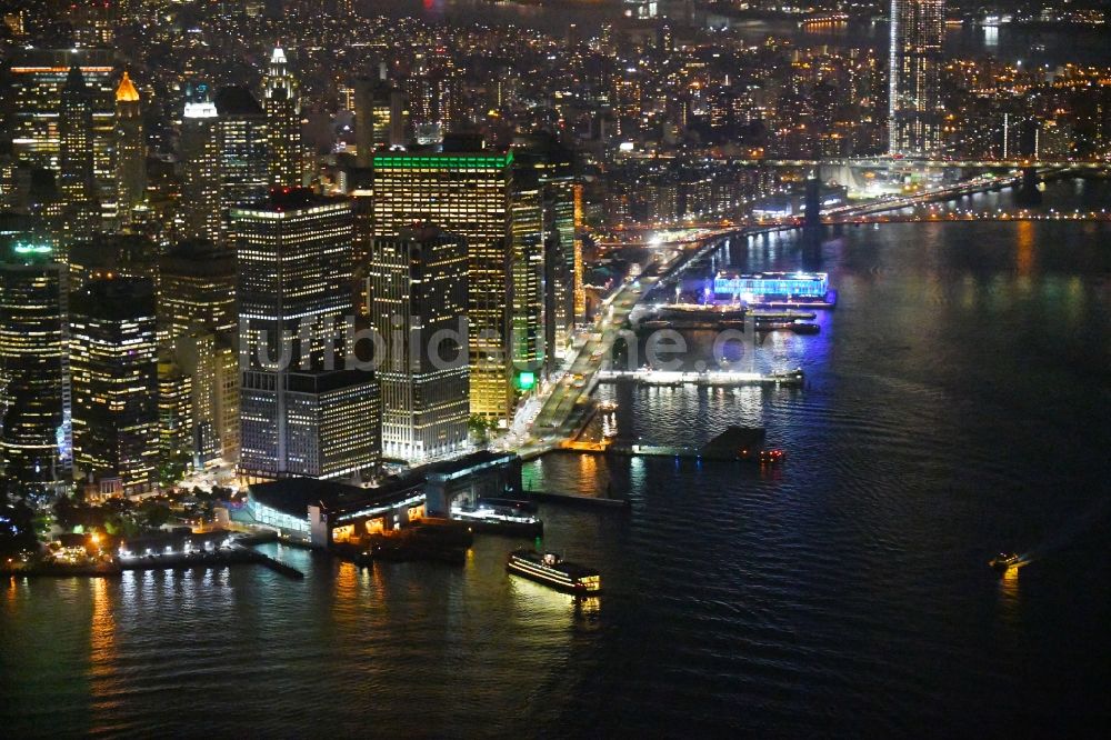 New York bei Nacht von oben - Nachtluftbild Fahrt eines Fähr- Schiffes Staten Island Ferry am FDR Drive im Ortsteil Manhattan in New York in USA