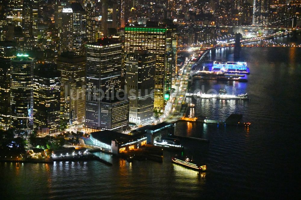 New York bei Nacht aus der Vogelperspektive: Nachtluftbild Fahrt eines Fähr- Schiffes Staten Island Ferry am FDR Drive im Ortsteil Manhattan in New York in USA