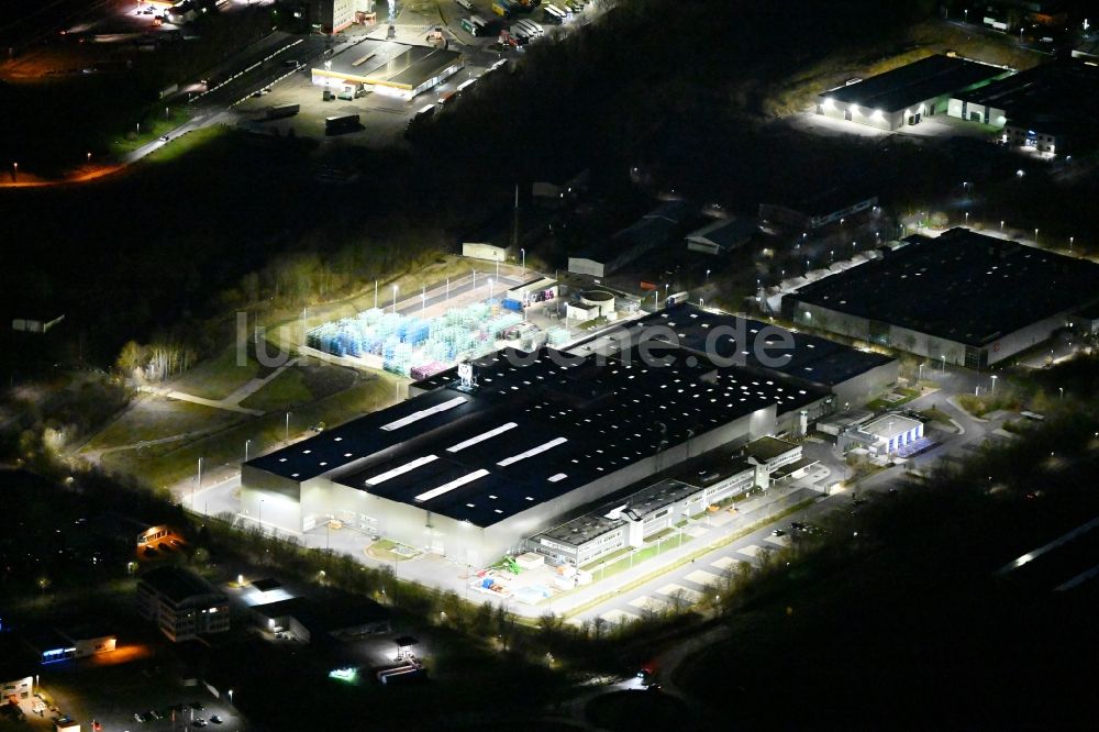 Deubachshof bei Nacht aus der Vogelperspektive: Nachtluftbild Fahrzeugbau- Werksgelände BMW Fahrzeugtechnik GmbH in Deubachshof im Bundesland Thüringen, Deutschland