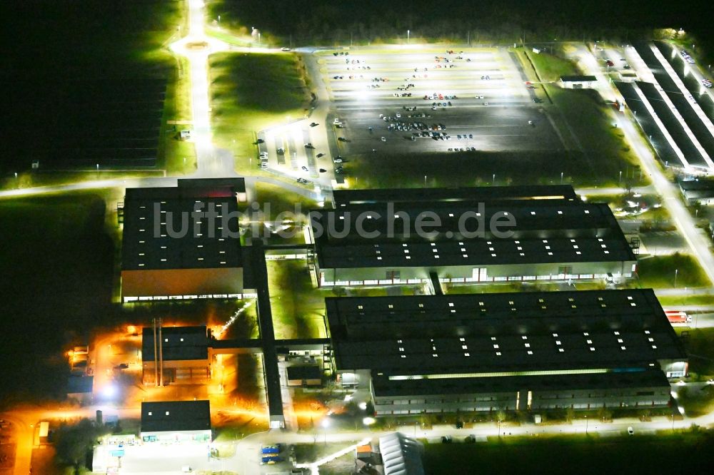 Nacht-Luftaufnahme Eisenach - Nachtluftbild Fahrzeugbau- Werksgelände der Robert Bosch Fahrzeugelektrik im Ortsteil Dürrerhof in Eisenach im Bundesland Thüringen, Deutschland