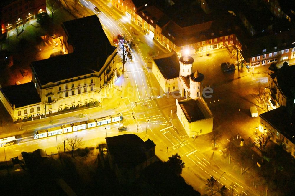 Nacht-Luftaufnahme Potsdam - Nachtluftbild Fassade des Baudenkmales Nauener Tor an der Friedrich-Ebert-Straße in Potsdam im Bundesland Brandenburg, Deutschland