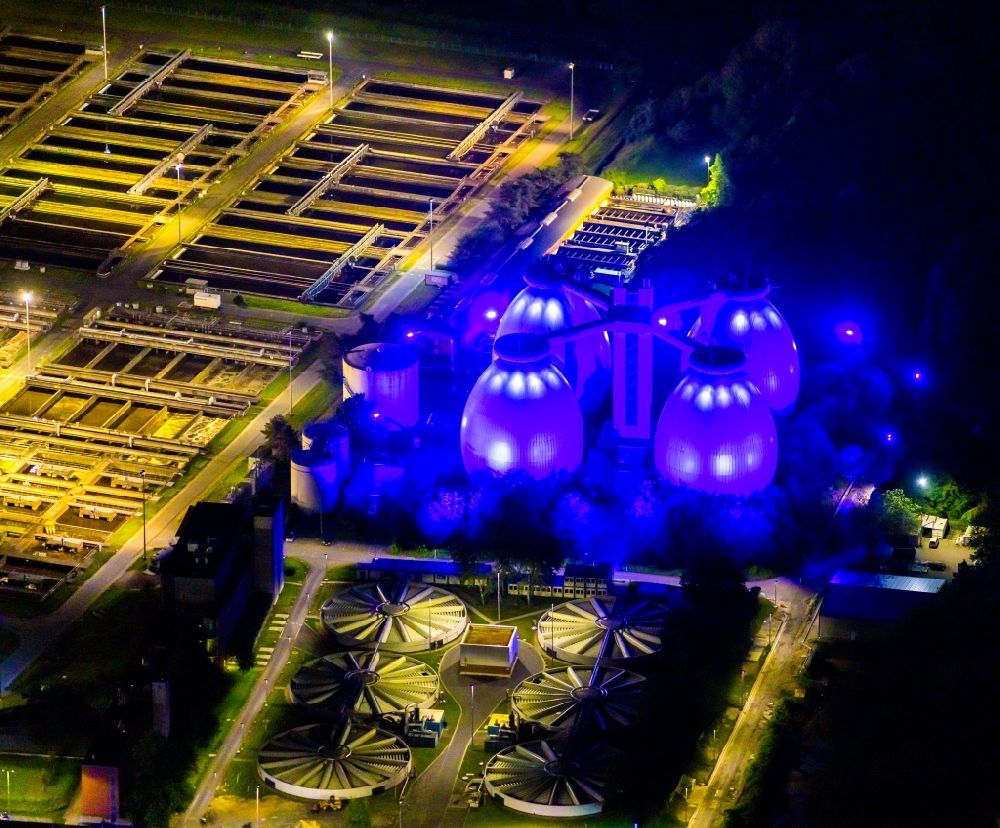 Nacht-Luftaufnahme Bottrop - Nachtluftbild Faulturm und Reinigungsstufen in Bottrop im Bundesland Nordrhein-Westfalen, Deutschland