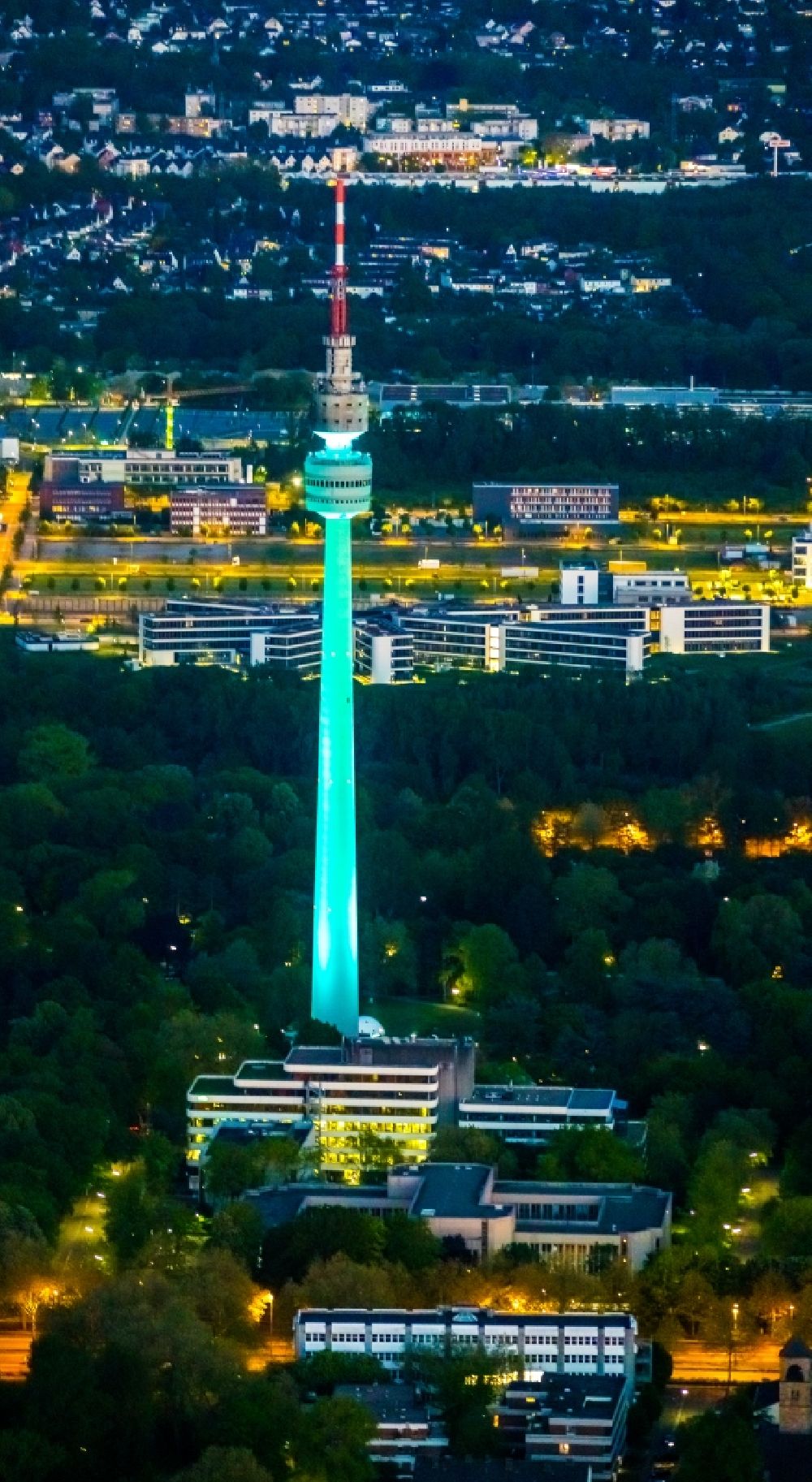 Dortmund bei Nacht aus der Vogelperspektive: Nachtluftbild Fernmelde- und Fernsehturm Florian-Turm in Dortmund im Bundesland Nordrhein-Westfalen, Deutschland