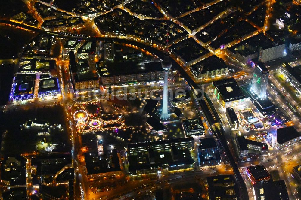Berlin bei Nacht aus der Vogelperspektive: Nachtluftbild Fernmeldeturm und Fernsehturm in Berlin