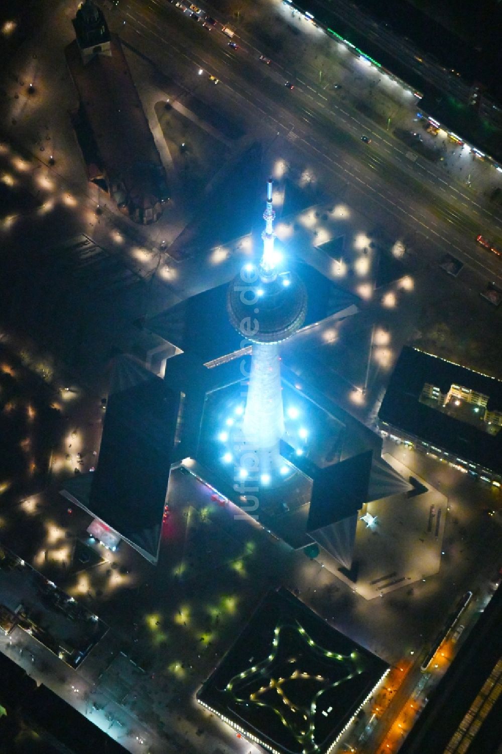 Nachtluftbild Berlin - Nachtluftbild Fernmeldeturm und Fernsehturm in Berlin