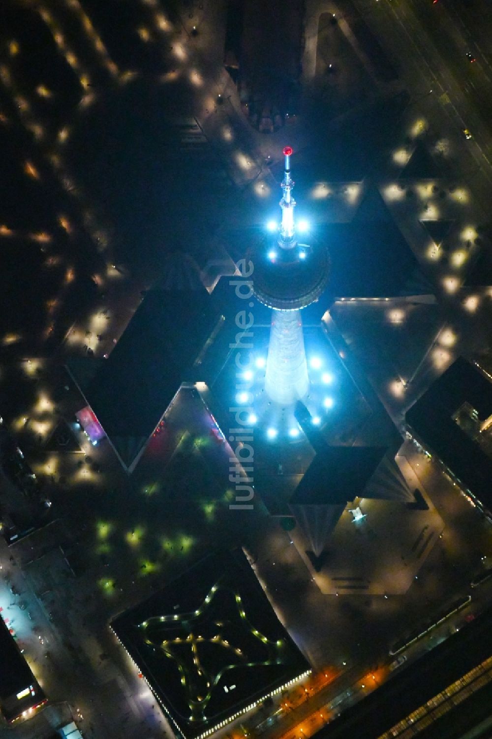Nacht-Luftaufnahme Berlin - Nachtluftbild Fernmeldeturm und Fernsehturm in Berlin