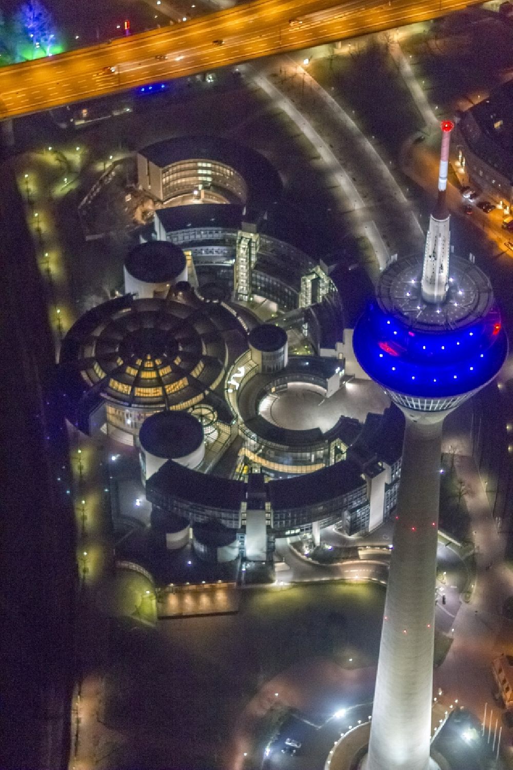 Düsseldorf bei Nacht aus der Vogelperspektive: Nachtluftbild Fernmeldeturm und Fernsehturm in Düsseldorf im Bundesland Nordrhein-Westfalen, Deutschland