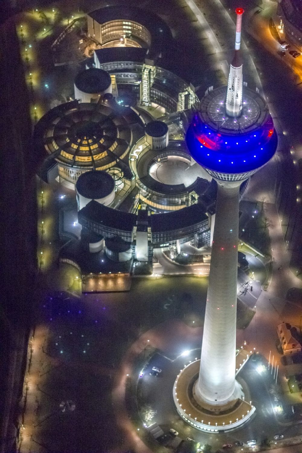 Nachtluftbild Düsseldorf - Nachtluftbild Fernmeldeturm und Fernsehturm in Düsseldorf im Bundesland Nordrhein-Westfalen, Deutschland