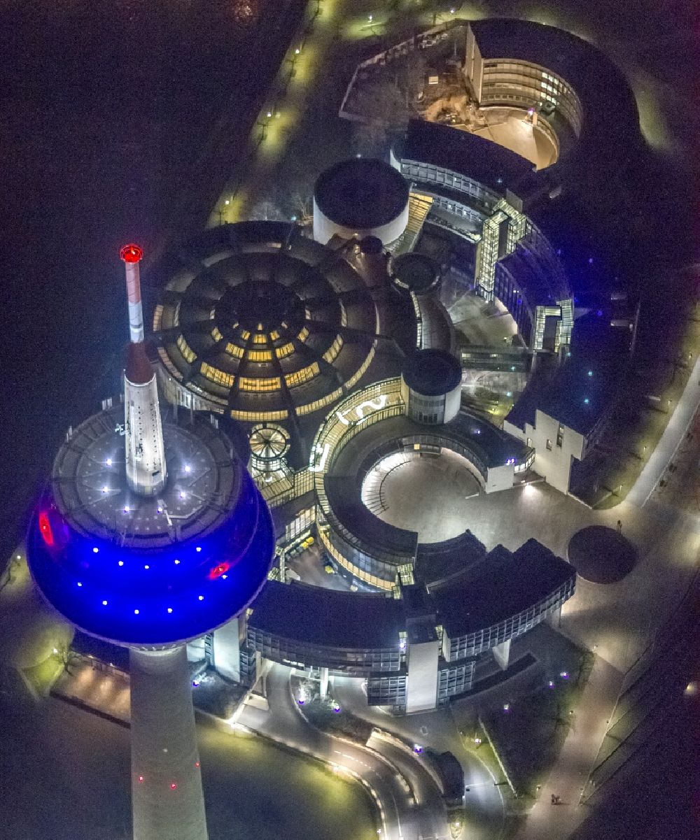 Düsseldorf bei Nacht aus der Vogelperspektive: Nachtluftbild Fernmeldeturm und Fernsehturm in Düsseldorf im Bundesland Nordrhein-Westfalen, Deutschland