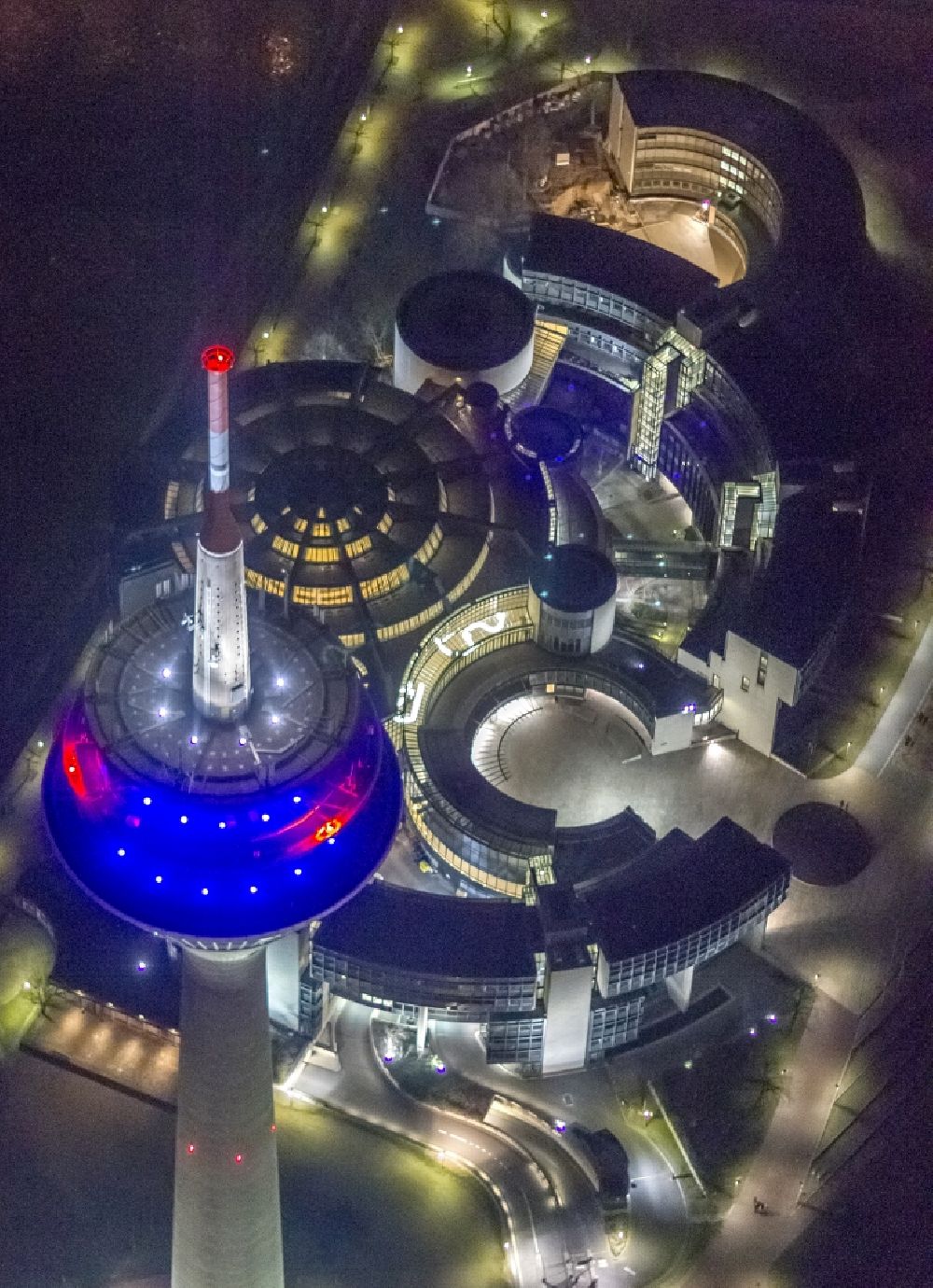 Düsseldorf bei Nacht von oben - Nachtluftbild Fernmeldeturm und Fernsehturm in Düsseldorf im Bundesland Nordrhein-Westfalen, Deutschland