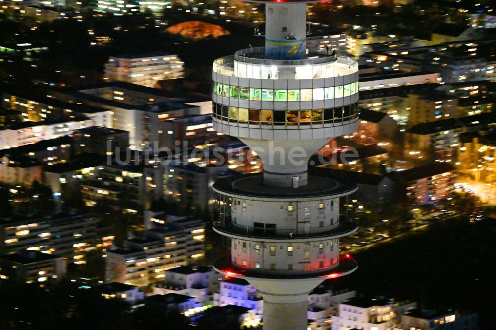 München bei Nacht von oben - Nachtluftbild Fernmeldeturm und Fernsehturm in München im Bundesland Bayern, Deutschland