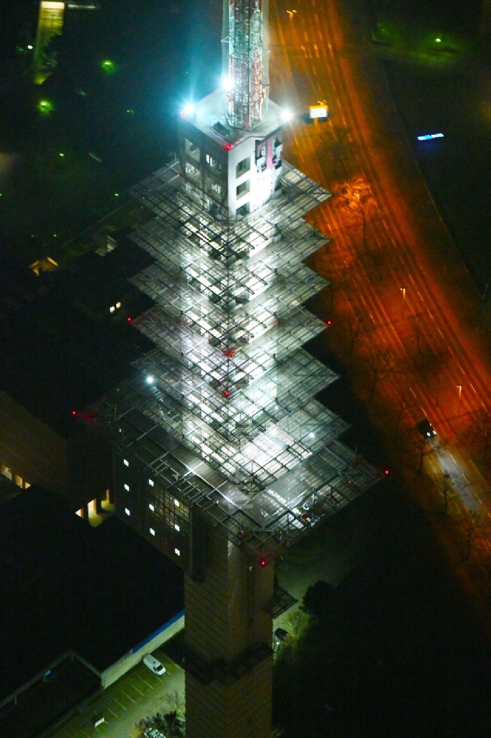 Nachtluftbild Hannover - Nachtluftbild Fernmeldeturm und Fernsehturm im Ortsteil Buchholz-Kleefeld in Hannover im Bundesland Niedersachsen, Deutschland