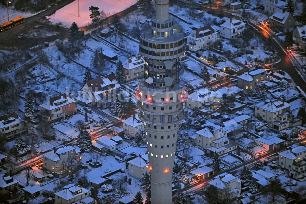 Dresden bei Nacht aus der Vogelperspektive: Fernsehturm Dresden bei Nacht