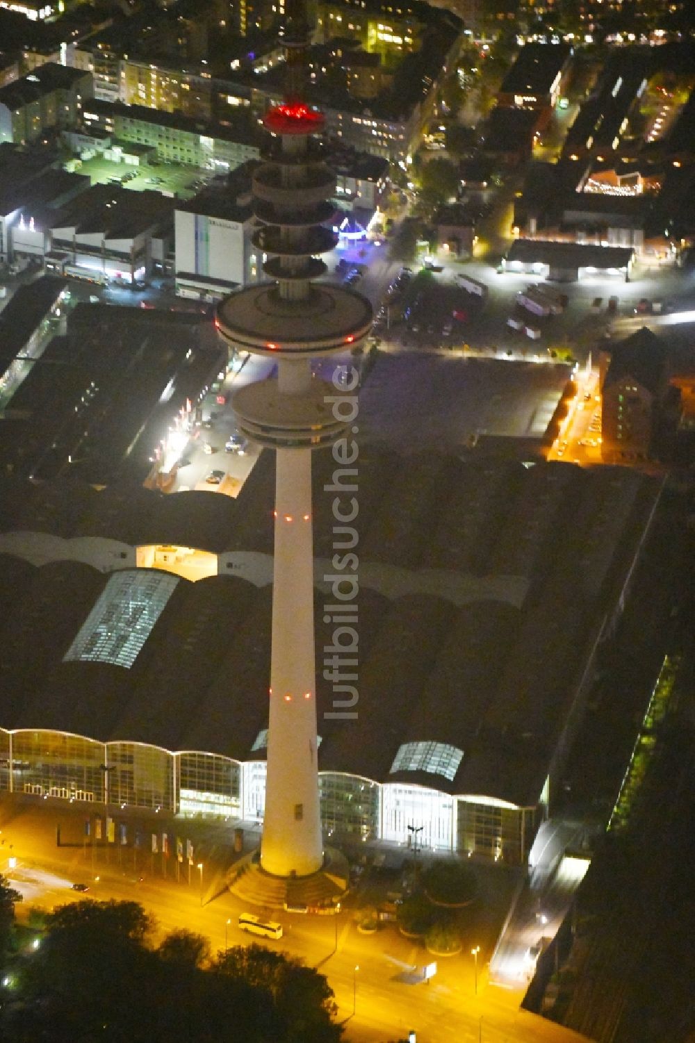 Hamburg bei Nacht von oben - Nachtluftbild Fernsehturm Heinrich-Hertz-Turm am Messegelände in Hamburg