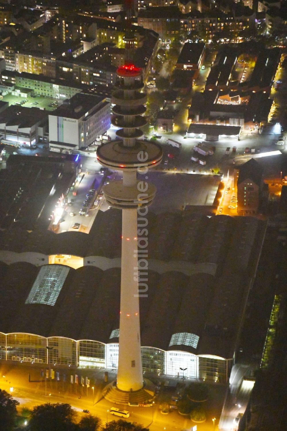 Nacht-Luftaufnahme Hamburg - Nachtluftbild Fernsehturm Heinrich-Hertz-Turm am Messegelände in Hamburg