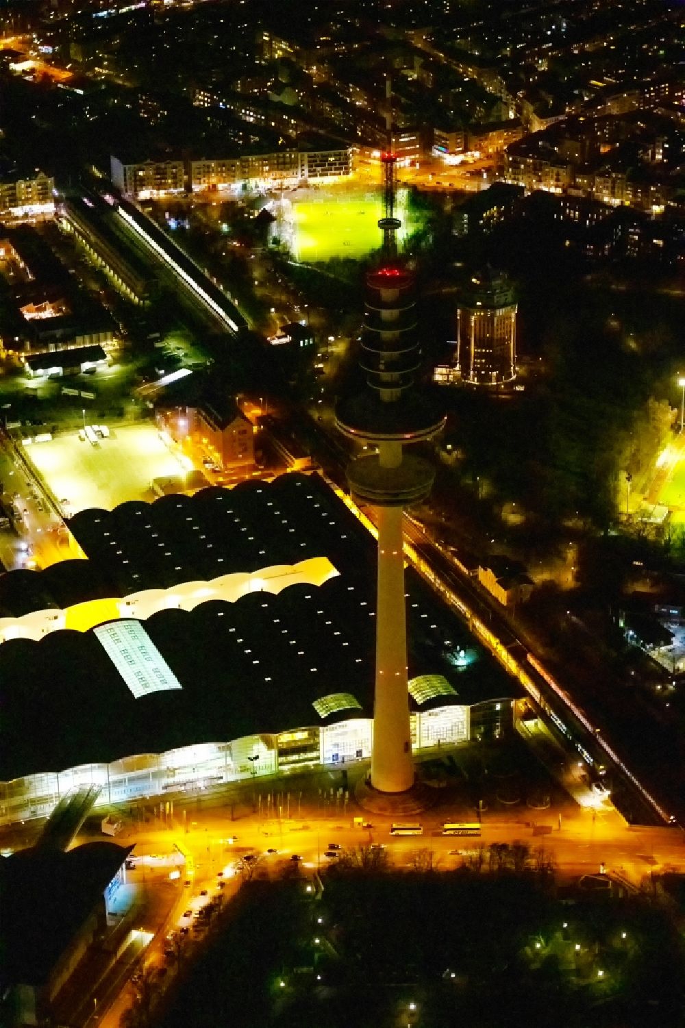 Hamburg bei Nacht aus der Vogelperspektive: Nachtluftbild Fernsehturm Heinrich-Hertz-Turm am Messegelände in Hamburg