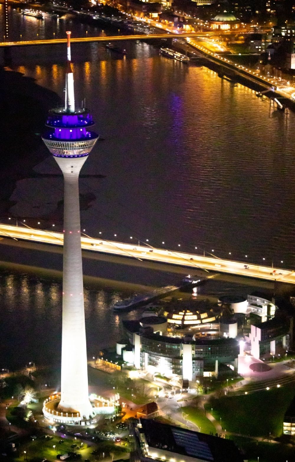 Düsseldorf bei Nacht aus der Vogelperspektive: Nachtluftbild Fernsehturm Rheinturm in Düsseldorf im Bundesland Nordrhein-Westfalen