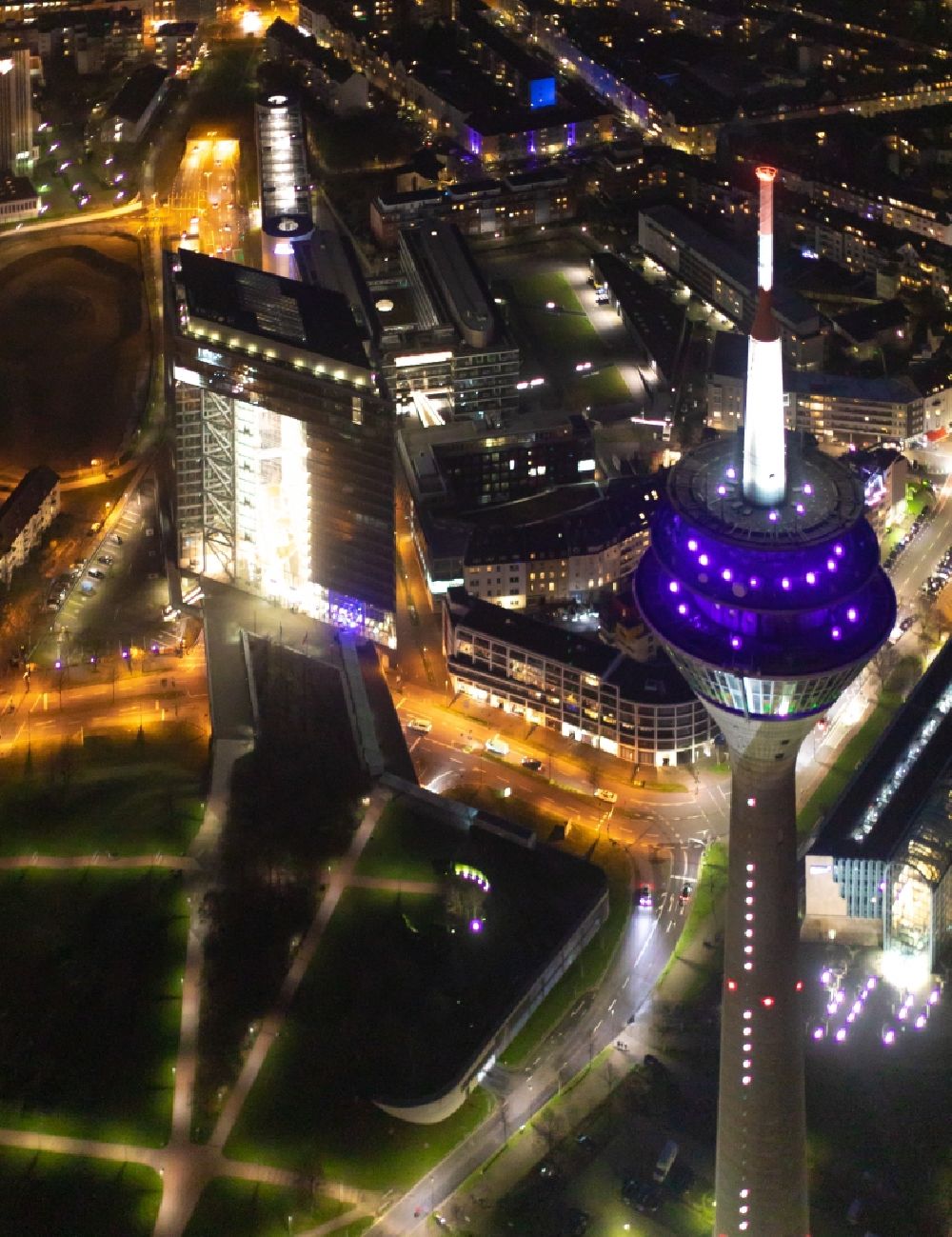 Düsseldorf bei Nacht von oben - Nachtluftbild Fernsehturm Rheinturm in Düsseldorf im Bundesland Nordrhein-Westfalen