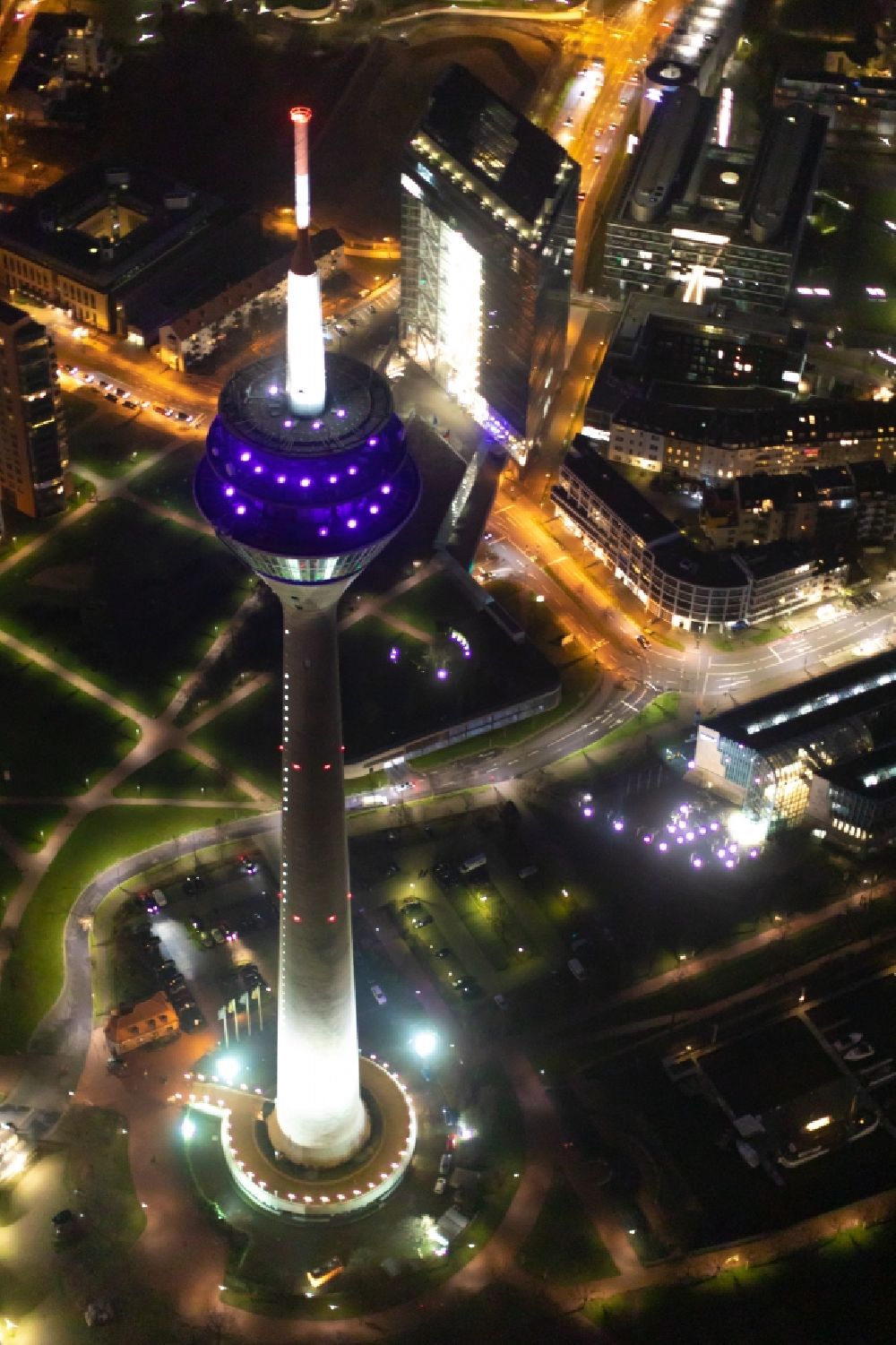 Nachtluftbild Düsseldorf - Nachtluftbild Fernsehturm Rheinturm in Düsseldorf im Bundesland Nordrhein-Westfalen