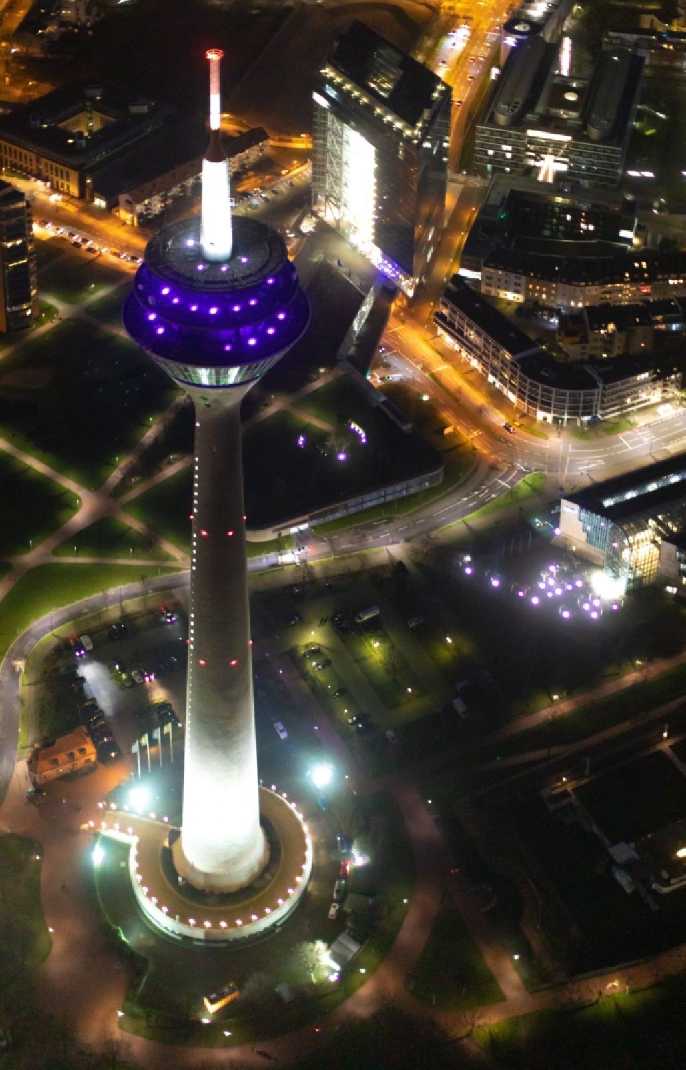 Nacht-Luftaufnahme Düsseldorf - Nachtluftbild Fernsehturm Rheinturm in Düsseldorf im Bundesland Nordrhein-Westfalen