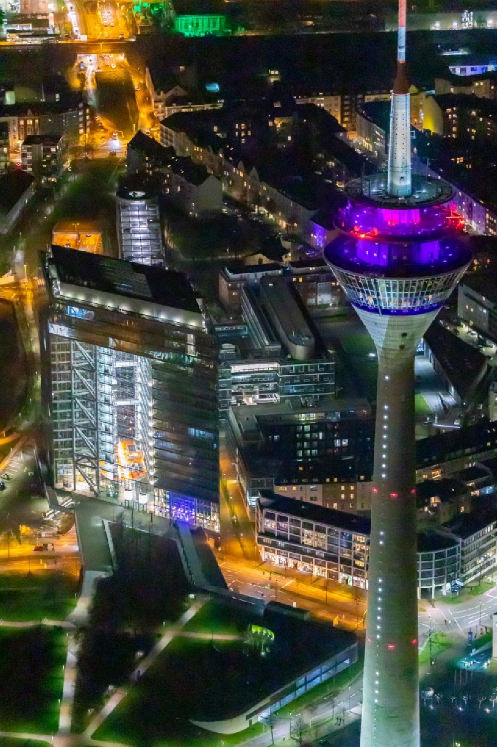Düsseldorf bei Nacht aus der Vogelperspektive: Nachtluftbild Fernsehturm Rheinturm in Düsseldorf im Bundesland Nordrhein-Westfalen
