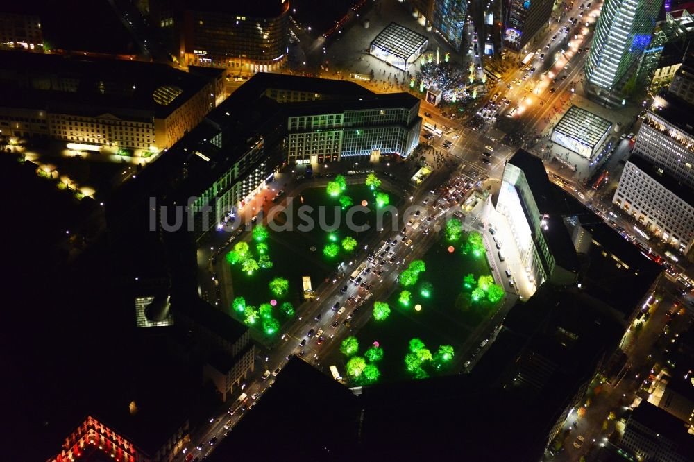 Berlin bei Nacht von oben - Nachtluftbild Festival of Lights im Stadtzentrum der Hauptstadt Berlin
