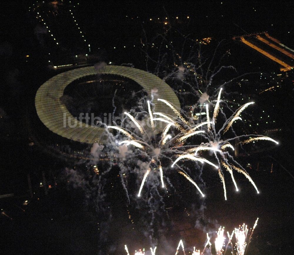 Nachtluftbild Berlin - Feuerwerks- Figuren im Nacht- Himmel über dem Veranstaltungsgelände Pyronale auf dem Maifeld im Ortsteil Charlottenburg-Wilmersdorf in Berlin, Deutschland