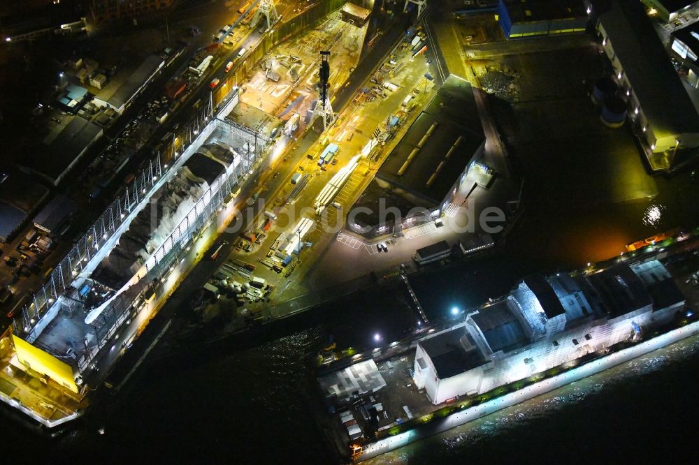 Hamburg bei Nacht aus der Vogelperspektive: Nachtluftbild Fähre SPIRIT OF FRANCE im Dock des Werftgelände der Schiffswerft im Hafen in Hamburg, Deutschland