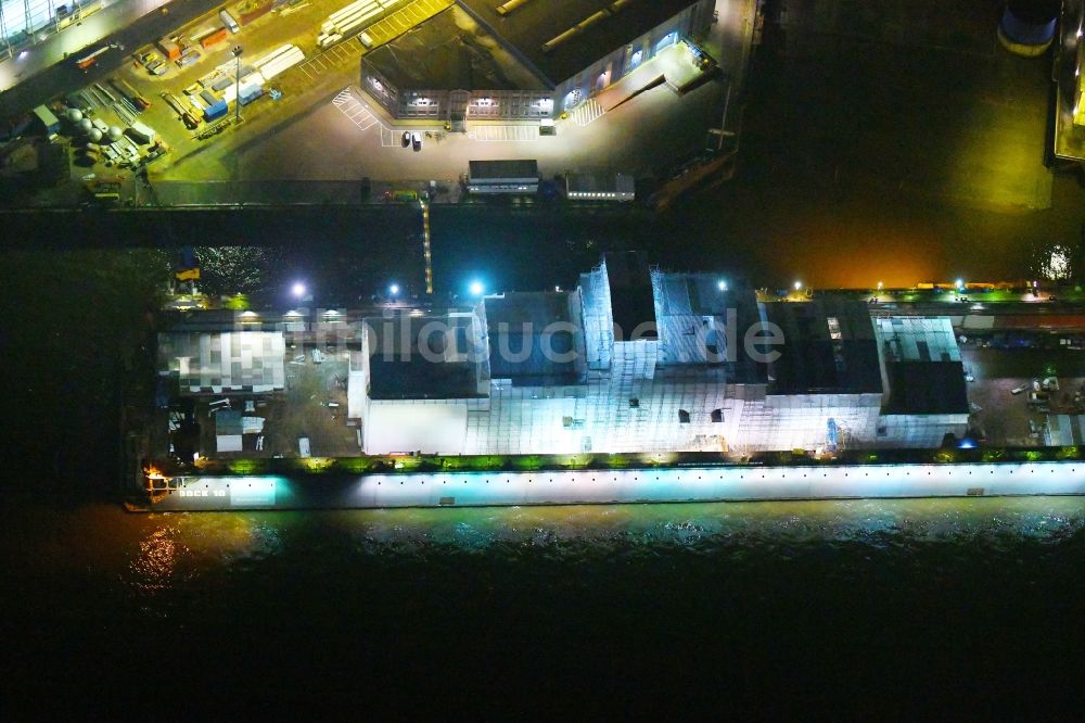 Nachtluftbild Hamburg - Nachtluftbild Fähre SPIRIT OF FRANCE im Dock des Werftgelände der Schiffswerft im Hafen in Hamburg, Deutschland