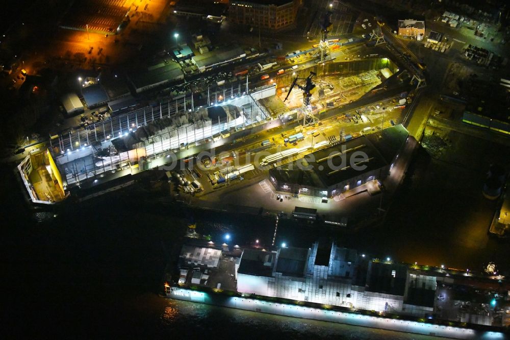 Nacht-Luftaufnahme Hamburg - Nachtluftbild Fähre SPIRIT OF FRANCE im Dock des Werftgelände der Schiffswerft im Hafen in Hamburg, Deutschland